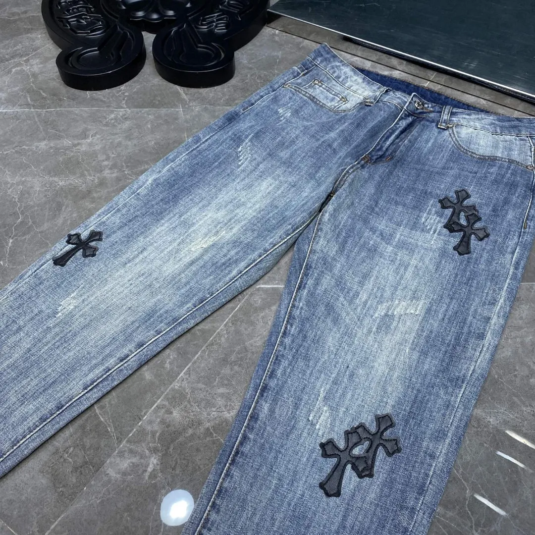 P256 Chrome Hearts🌸Jeans are here🌸 Classic version series, versatile style, exclusive custom-woven and dyed 100% pure cotton high-weight denim fabric, high-tech washing! After the pants are finished, do heavy enzyme stone washing and rinsing! ✨Heavy leather embroidery➕denim cat whiskers✨Original hardware mold opening! Carrying various craft elements, this season’s most classic denim trousers! Suitable for all kinds of outfits and can be worn in all seasons. Recommended color: dyed denim blue. Code numbers: S, M, L, XL